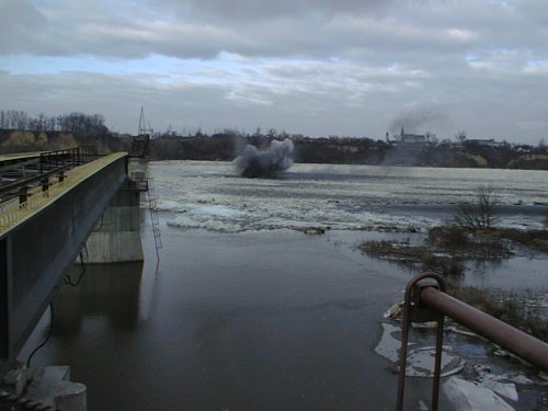 wybuch ładunku trotylu na lodzie przed nowym mostem w Wyszogrodzie
walka z zatorem lodowym, grudzień 1998r.
