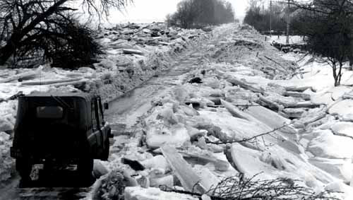 droga Duninów - Soczewka
kry wiślane wpychane są z rzeki na brzeg i na drogę
