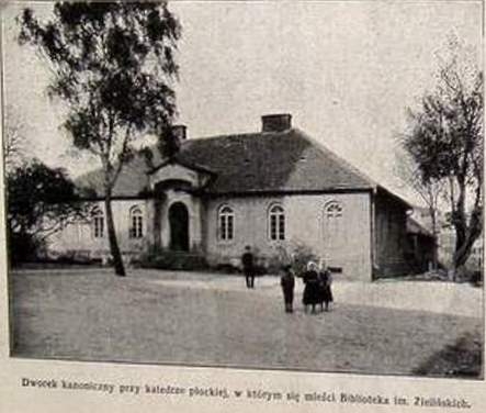 dworek kanoniczny przy katedrze 
tu dawniej mieściła się również Biblioteka im. Zielińskich
Słowa kluczowe: dworek kanoniczny Biblioteka im. Zielińskich