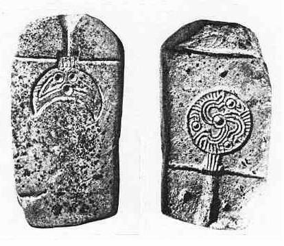 dwie kamienne formy odlewnicze z Płocka z XII wieku
po prawej  "swarzyca"  rodzaj słowiańskiej swastyki czyli "słonecznego krzyża".  Niestety faszyści bardzo sprofanowali ten symbol, który był używany przez tysiąclecia na pięciu kontynentach w pozytywnym znaczeniu.  Dzisiaj używanie swastyki hitlerowskiej na całym Świecie jest bardzo niestosowne albo prawnie zabronione 
Słowa kluczowe: kamienne odlewy z Płocka