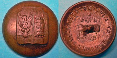 Guzik guberni płockiej.
Rewers sygnowany: * F. BIERTUMPFEL I SYN * w WAR: ULI. SENATOR. No 460. 
Słowa kluczowe: guzik guberni płockiej