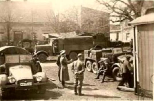 niemiecka dywizja pancerna, która przeszła przez Ziemię Płocką we wrześniu 1939r. 
Panzer-Jäger Mot Stettin mit Gut Seichtbar Div. zeichen bei kurzer Rast in Plock, im Polenfeldzug
Słowa kluczowe: niemiecka dywizja pancerna Płock wrzesień 1939r.