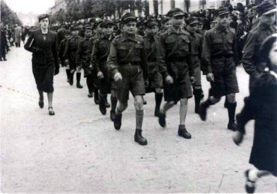 harcerze w pochodzie w Płocku, chyba lata 30-ste
na odwrocie zdjęcia napis: Nowoczesny Zakład Fotograficzny "FOTO-ATELIER"  Płock, Kościuszki 12
Słowa kluczowe: harcerze lata 30-ste