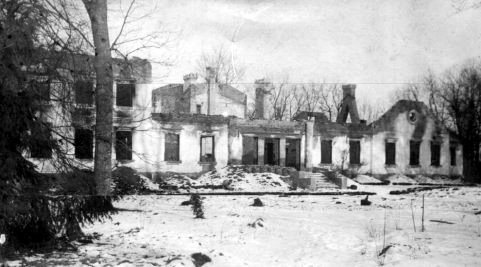 pałac Nakwaskich w Nakwasinie spalony przez wojska radzieckie, 1945r.
a w nim spalono bogaty księgozbiór (dla ironii losu inny pałac Nakwaskich w Małej Wsi spalony w 1915r. również przez Rosjan)
Słowa kluczowe: pałac w Nakwasinie