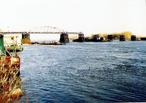 rozbiórka  83-letniego drewnianego mostu w Wyszogrodzie
od strony Wyszogrodu jeszcze nie zdemontowane cztery przęsła. Czy zostawią coś z tego mostu na pamiątkę wyszogrodzianom ?
Słowa kluczowe: rozbiórka mostu drewnianego Wyszogród Wisła