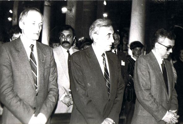 premier Tadeusz Mazowiecki z wizytą w Płocku, 1989r.
obok po lewej stoi pierwszy niekomunistyczny wojewoda płocki Jerzy Wawszczak
Słowa kluczowe: wojewoda Wawszczak premier Mazowiecki Płock