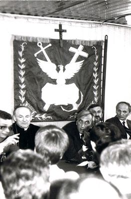 pierwszy niekomunistyczny premier polskiego rządu Tadeusz Mazowiecki, 1989r.
obok niego biskup płocki Zygmunt Kamiński
Słowa kluczowe: premier Mazowiecki biskup płocki Kamiński
