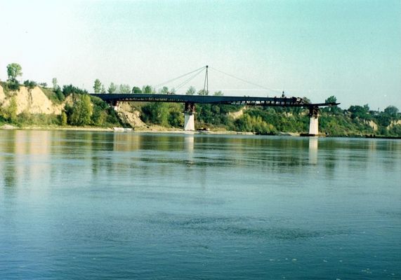 przęsła sięgają już drugiego filaru
nowy most w Wyszogrodzie, koniec lat 90-tych
Słowa kluczowe: nowy most Wyszogród