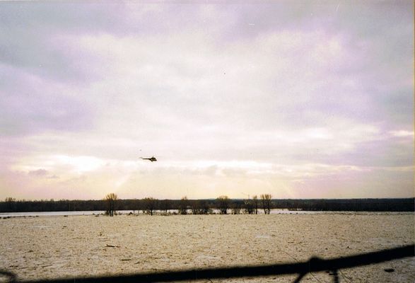 śmigłowiec niesie ładunek wybuchowy do kruszenia zatoru lodowego
na Wiśle przed nowym mostem w Wyszogrodzie, ostatnie lata 90-te
Słowa kluczowe: saperzy zator lodowy nowy most Wyszogród