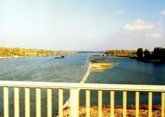 widok z nowego mostu w Wyszogrodzie na ... resztki drewnianego, 1999r.
widoczna tama podłużna i już tworzące się odsypisko piachu w kierunku kępy/wyspy będącej ostoją dzikiego ptactwa nad Wisłą
Słowa kluczowe: Wyszogród Wisła mosty