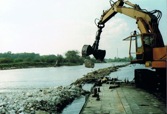 tama podłużna reguluje główny nurt Wisły w stosunku do nowego mostu w Wyszogrodzie
Dzisiaj jadąc po moście możemy szybko ocenić stan wody, a mianowicie korona tamy to granica poziomu wody pomiędzy górną strefą stanów średnich a dolna strefą wód wielkich. Dzisiaj za tamą od strony lewego brzegu Wisły... i prawego brzegu rzeki Bzury powstało odsypisko piachu a koryto Wisły przed i pod mostem jest głębsze, z szybszym nurtem wody, co ma chronić filary mostu przed zatorem lodowym. Szkoda, że ekologia nie pozwala na uregulowanie rzeki dla poprawienia żeglowności aż do Płocka
Słowa kluczowe: nowy most Wyszogród