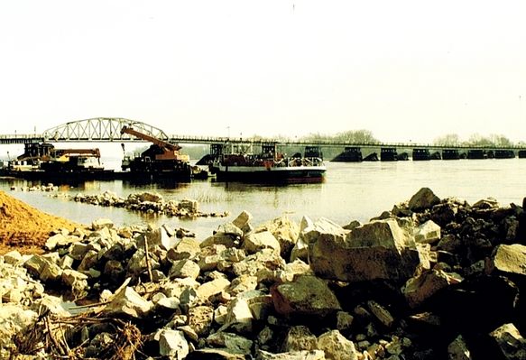 za chwilę zacznie się rozbiórka najdłuższego w 1999r. drewnianego mostu w Europie
ostatnie zdjęcia Grzegorza Gutowskiego z serii "mosty i Wisła w Wyszogrodzie" z końca lat 90-tych
Słowa kluczowe: stary drewniany most Wisła Wyszogród