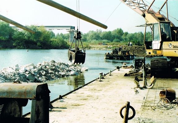 koparka usypuje tamę nieopodal nowego mostu od strony Kamionu/Sochaczewa
rzeka Wisła w Wyszogrodzie, koniec lat 90-tych
Słowa kluczowe: tama Wisła Wyszogród