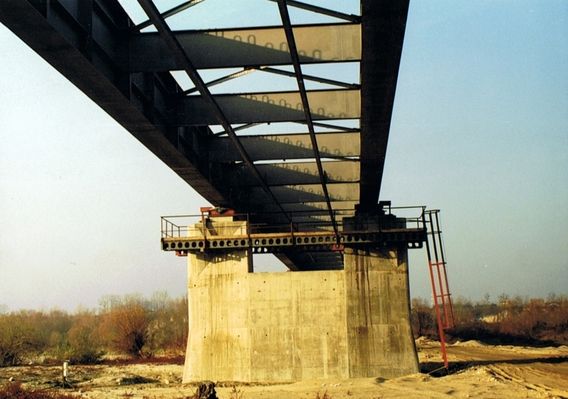 zasadnicza konstrukcja stalowa przęsła mostowego
odcinek od lewego brzugu Wisły i prawego brzegu Bzury - nowy most w Wyszogrodzie, ostatnie lata 90-te
Słowa kluczowe: konstrukcja nowego mostu Wyszogród