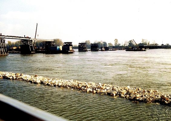 jednostki pływające i dźwig przy starym moście drewnianym na Wiśle w Wyszogrodzie 1999r.
Ogromne ilości drewna z rozbiórki mostu. Ciekawe czy zachowało się coś z tego co ścieli Niemcy w 1916r. w Puszczy Kampinoskiej ?
Słowa kluczowe: rozbiórka mostu Wyszogród Wisła