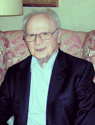 Alexander Moksel
"(...)Obywatel Niemiec - Aleksander Moksel - postanowił ufundować szkołę dla społeczeństwa Płocka. Władze wojewódzkie podjęły decyzję, iż będzie to nowy obiekt dla Zespołu Szkół Rolniczych. W związku z tą decyzją znaleziono miejsce na lokalizację szkoły w Górach  k. Płocka. Wmurowanie aktu erekcyjnego pod budowę nowego obiektu nastąpiło 28 kwietnia 1989 roku. Nowy obiekt wyświęcono 13 września 1998 roku.(...)"  -  fragment z historii szkoły rolniczej im. Leokadii Bergerowej w Górach k/Płocka  http://www.zsberg.prv.pl/
Słowa kluczowe: Alexander Moksel