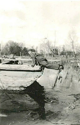 żołnierz niemiecki odbija od brzegu łódź
Wisła Borowiczki 1941r.
Słowa kluczowe: Wisła Borowiczki 1941r.