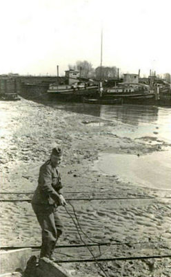 tory kolejki wąskotorowej z cukrowni Borowiczki do przystani na Wiśle
1941r.
Słowa kluczowe: przystań cukrownia Borowiczki 1941r.
