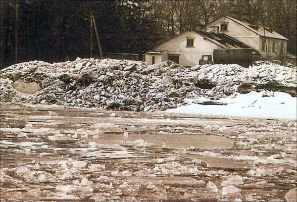 zator w Brwilnie dochodzący do zabudowań mieszkalnych i szosy Włocławek - Płock
fot. IMGW
