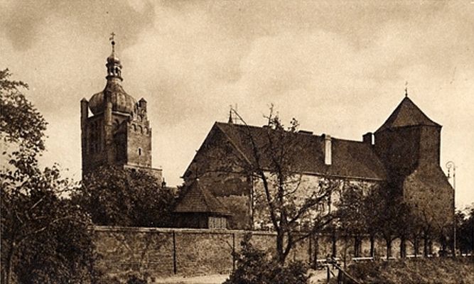 Dzwonnica Kazimierzowska i Wieża
pocztówka B-ci Detrychów ok. 1916r.
solidny parkan również od strony Wisły
Słowa kluczowe: Dzwonnica i Wieża 1916r.