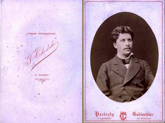ozdobne logo fotografa płockiego "T. Chodźko" na odwrocie starego zdjęcia
z serii "portrety gabinetowe" z okresu międzywojennego
Słowa kluczowe: logo fotografa płockiego T. Chodźko