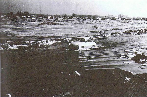 Powódź zatorowa w płockiem, 1982r.
fot. W. Śliwiński
Słowa kluczowe: Powódź zatorowa w płockiem, 1982r.