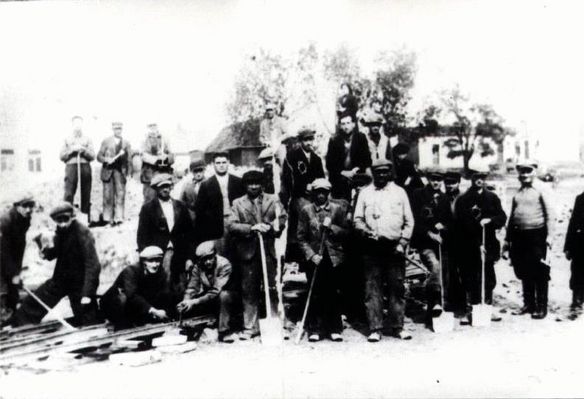 grupa robocza z getta żydowskiego
Gąbin,  chyba 1940r.
Słowa kluczowe: grupa robocza z getta Gąbin 1940r.