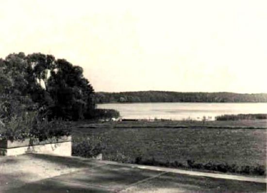 widok z tarasu pałacu w Łącku na jezioro
czasy II Wojny Światowej
Słowa kluczowe: widok z pałacu w Łącku II Wojna Światowa