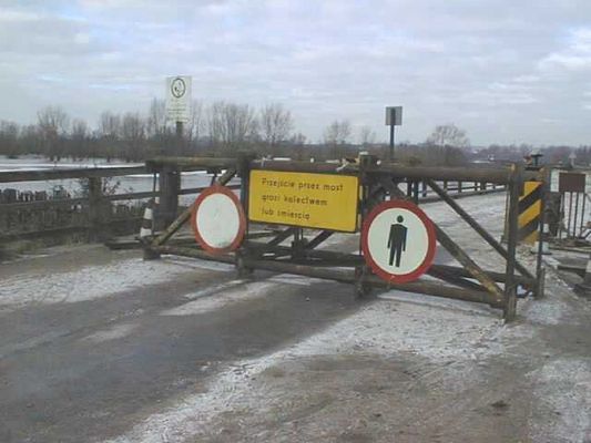 i tak ograniczony dla ruchu samochodowego drewniany most przez Wisłę w Wyszogrodzie
został zupełnie zamknięty dla ruchu wszelkich pojazdów i dla pieszych na czas przejścia zatoru lodowego w rejonie Wyszogrodu w grudniu 1998r.
