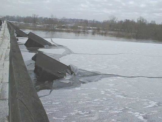 izbice najdłuższego drewnianego mostu w Europie (do czasu powstania nowego mostu) rozbijaja płynący Wisłą lód
XII.1998r. zbudowany jeszcze przez Niemców podczas I Wojny Światowej z drewna z Puszczy Kampinoskiej
