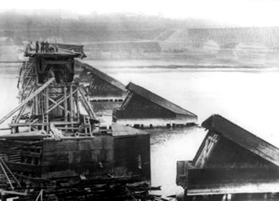 zniszczony most drewniany w Płocku
1939r.
Słowa kluczowe: most drewniany Płock