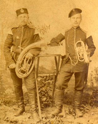 muzycy z carskiej wojskowej orkiestry dętej 
podpis na odwrocie zdjęcia :
"Zakład Fotograficzny
F. P...............
przy ulicy Grodzkiej ..
W-ego WOLDENBERGA
w Płocku"
Słowa kluczowe: portret muzyków carskiej orkiestry wojskowej 