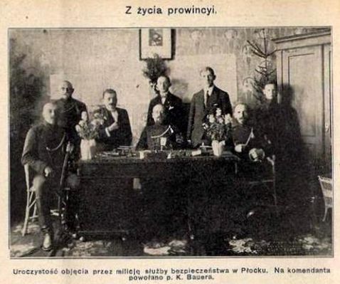 Uroczystość objęcia przez milicję służby bezpieczeństwa w Płocku. Na komendanta powołano pana K. Bauera.
Krótka informacja ze zdjęciem w czasopiśmie "Świat" Nr 29. 1917r.
Słowa kluczowe: milicja służba bezpieczeństwa 1917r.