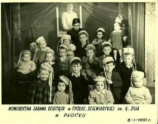 portret Stalina na dziecięcej zabawie noworocznej w dniu  6.01.1951r. (nomen omen w święto Trzech Króli)
w Spółdzielni Krawiecko-Dziewiarsko-Pończoszniczej im. Gerszona Duo - Bogena w Płocku
Słowa kluczowe: Płock 1951r.