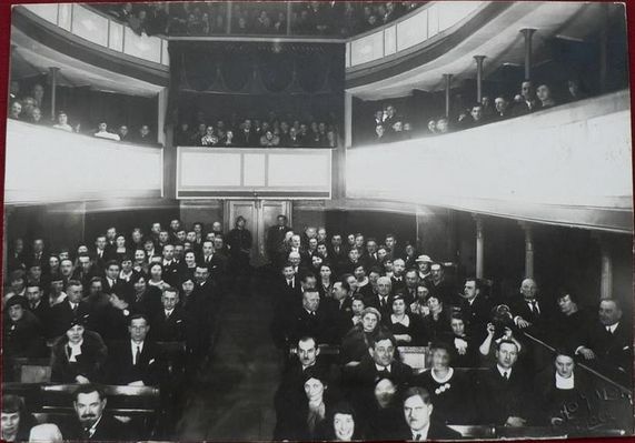 widownia w teatrze miejskim
rok ?
Słowa kluczowe: widownia w teatrze