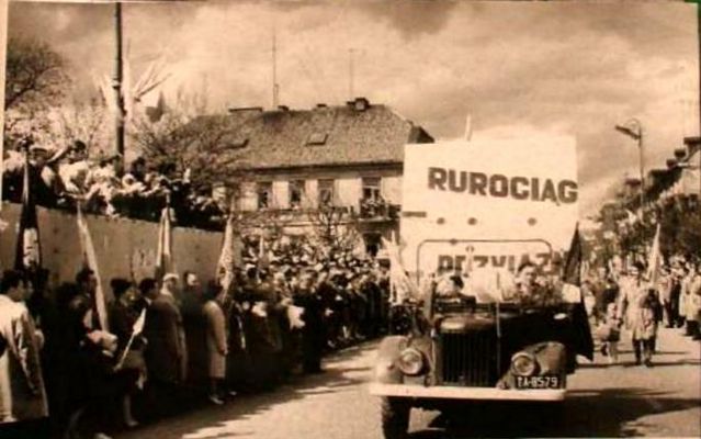 w pochodzie 1-szo Majowym
budowniczowie Kombinatu Petrochemicznego
Słowa kluczowe: 1 Maja budowniczowie Petrochemii