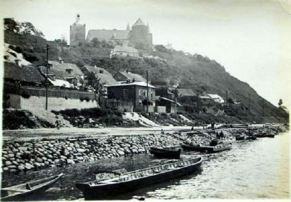 widok na płocką skarpę wiślaną z przystani 
1934r.
Słowa kluczowe: widok na płocką skarpę wiślną z przystani 1934r.