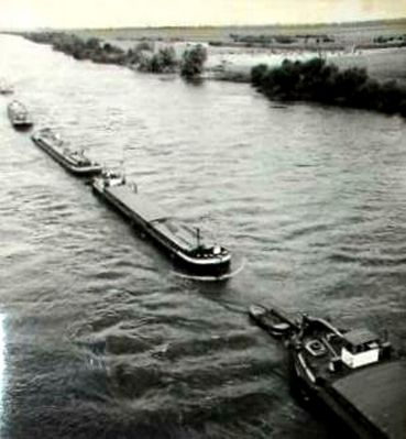 barki z towarem płyną w górę rzeki Wisły - lata 70-te
fot. Uklejewski (CAF)
Słowa kluczowe: barki rzeka Wisła lata 70-te