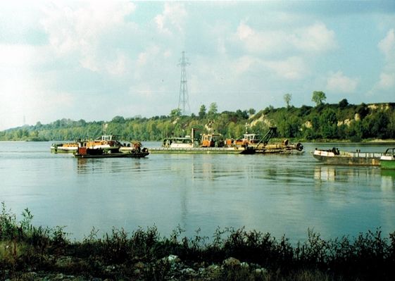 Pogłębiarka z holownikiem na Wiśle w Wyszogrodzie, ok. 1998-1999r.
roboty w obrębie budowanego nowego mostu
Słowa kluczowe: flotylla wiślana Wyszogród