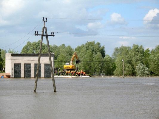słynna koparka na wale wiślanym w Dobrzykowie
obok zatopiony budynek pompowni
Słowa kluczowe: Dobrzyków powódź 2010r.