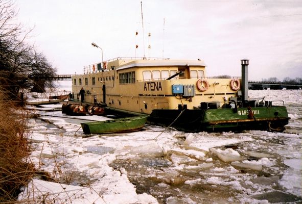 koszarka "Atena" na Wiśle w Wyszogrodzie,  zima 1998/1999r.
stołówka dla pracowników Przedsiębiorstwa Budownictwa Wodnego pracujących na wodzie
Słowa kluczowe: koszarka "Atena" Wisła