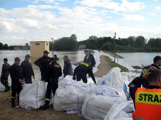 Marszałek Województwa Mazowieckiego Adam Struzik wśród obrońców wału przeciwpowodziowego
7 czerwca 2010r. w Dobrzykowie, przed drugą falą powodziową
Słowa kluczowe: powódź Dobrzyków 2010r. marszałek