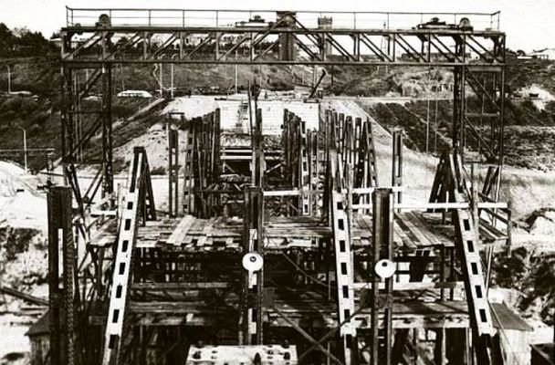 odbudowa mostu kolejowo-drogowego w Płocku
1948r.
Słowa kluczowe: odbudowa mostu kolejowo-drogowego 1948r.