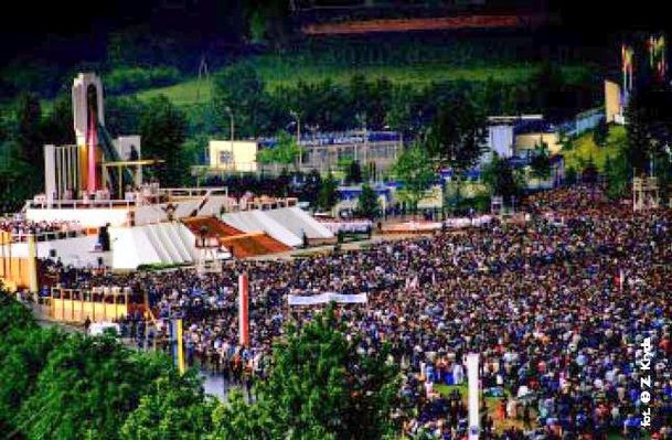 msza z Janem Pawłem II 
przed stadionem, Płock, dn. 7.VI.1991r.
fot. Z. Kryda
Słowa kluczowe: msza Jan Paweł II  Płock 1991r.