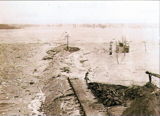 przerwany wał przeciwpowodziowy i zatopiona pompownia w Radziwiu
fot. IMGW
