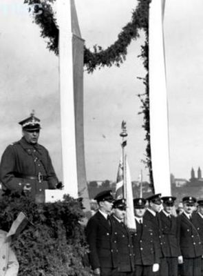 port handlowy na Wiśle w Płocku - październik 1937r.
na jego otwarciu przemawia Prezes Ligi Morskiej i Kolonialnej  gen. Stanisław Kwaśniewski
Słowa kluczowe: 1937r. otwarcie portu handlowego Płock