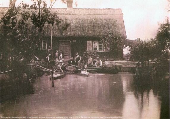 rodzina osadników olenderskich przed swoim domem w czasie wylewu Wisły, lata 20-ste XXw.
ze zbiorów rodzinnych Elżbiety Nowakowskiej 
Słowa kluczowe: osadnicy olenderscy w płockim