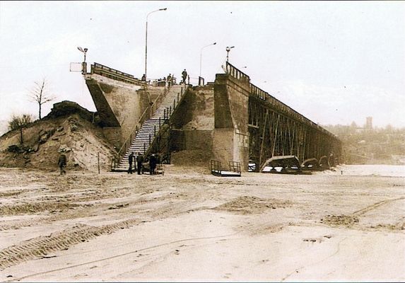 uszkodzony przyczółek mostu w Płocku (podczas odbudowy), fot. IMGW
w artykule Zbigniewa Janusza Ambrożewskiego pt. "W XXVI - lecie katastrofalnej powodzi zatorowej na Wiśle Płock - Włocławek grudzień 1981r. - marzec 1982r." -  "Hydrotechnika" Nr 4/2008
Warto odszukać i przeczytać
