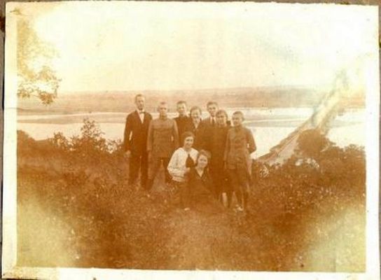 płocka młodzież na skarpie płockiej - w tle most łyżwowy i Radziwie
lata 20-ste XX w.
