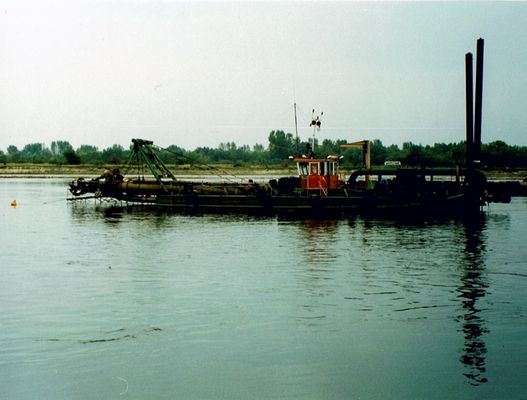 Pogłębiarka ssąco-refulująca prod. holenderskiej
Wyszogród,  ok.1998-1999r.
Słowa kluczowe: refuler Wisła Wyszogród nowy most